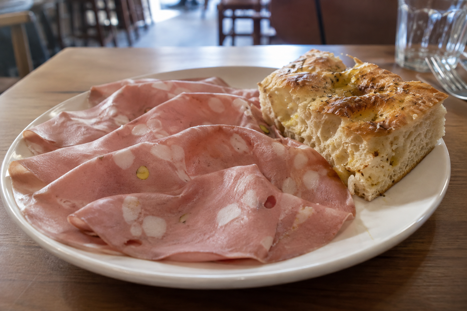 Mortadella italienne et focaccia à l’huile d’olive